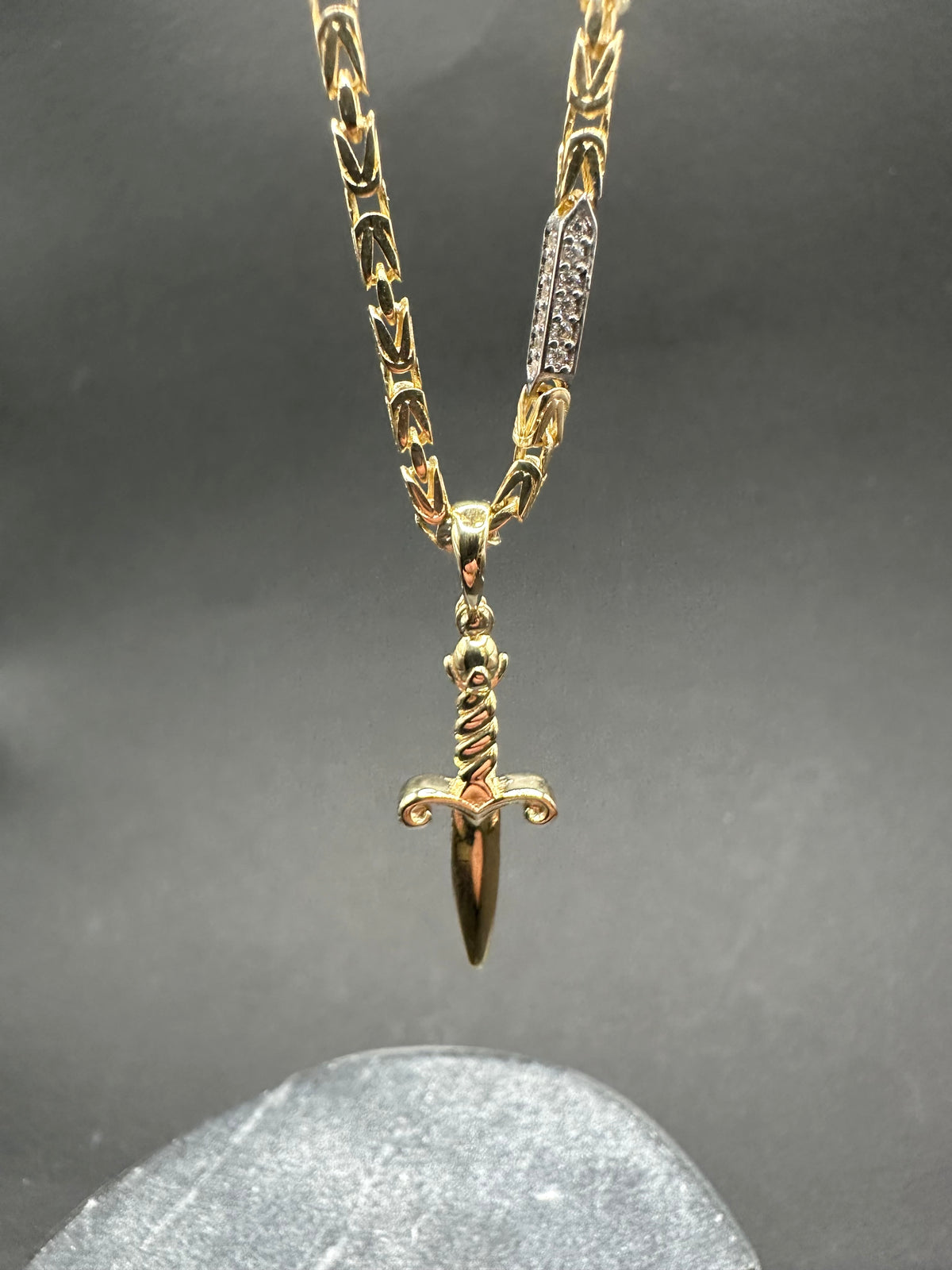 14K Gouden Koningsketting met Zirkonia & Zwaard Hanger – 56 cm