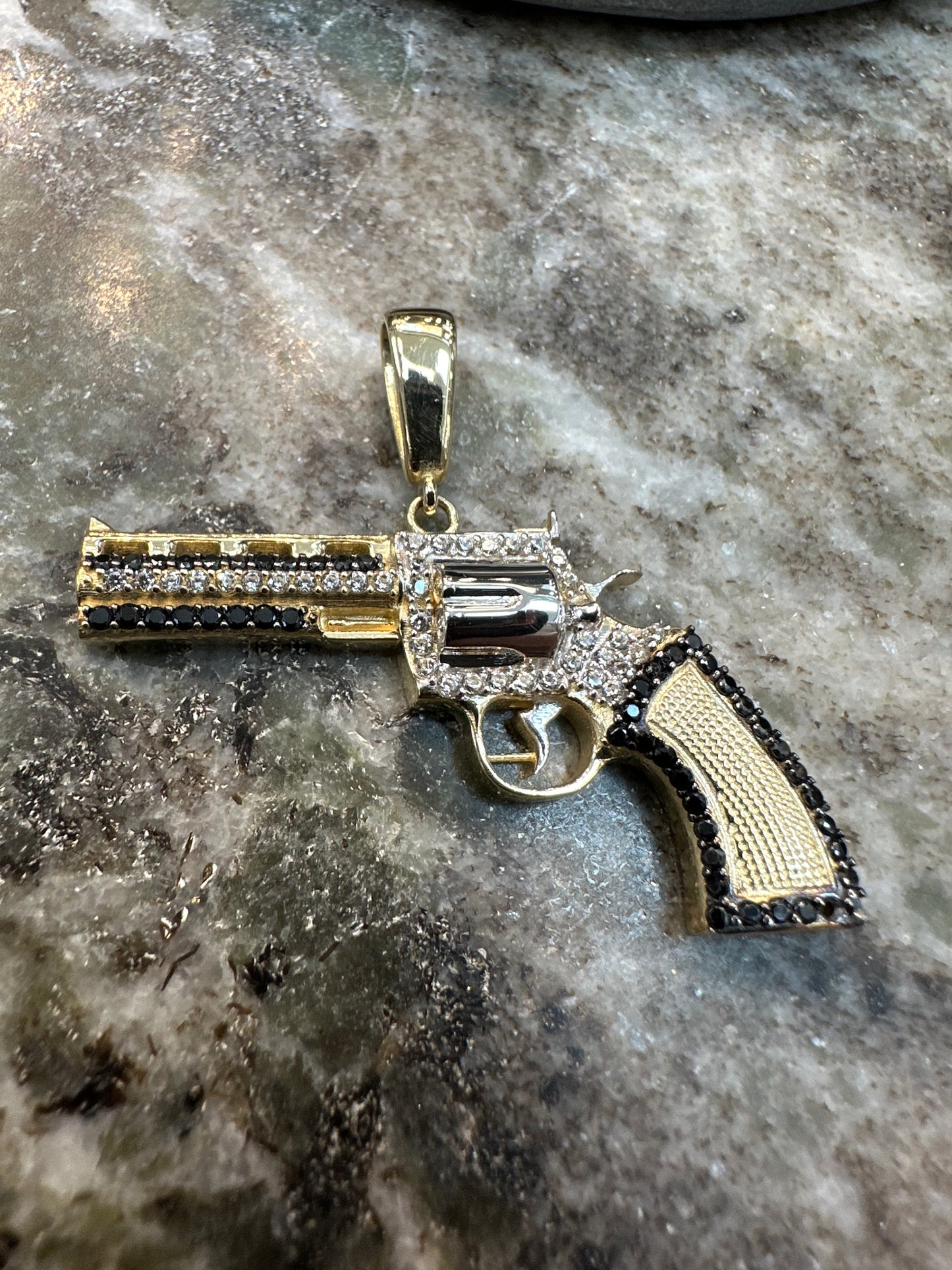 14K Gouden Gedetailleerde Revolver Hanger – Bicolor | Onyx & Zirkonia