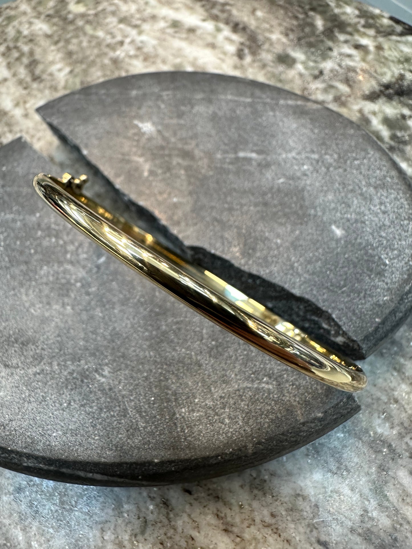 Subtiele 14K Gouden Gladde Slavenarmband – Elegant & Tijdloos| 58 mm