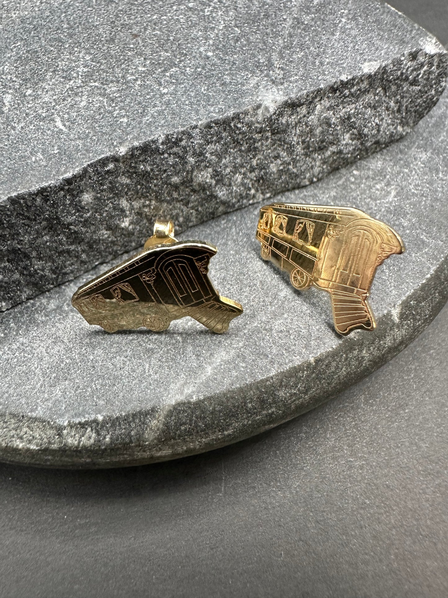 14K Gouden Woonwagen Knopjes Oorbellen – 16,3 mm