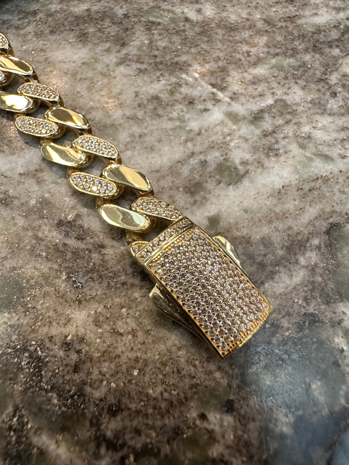 Prachtige 14K Gouden Iced Cuban Link Armband – 20,5 cm | 11 mm | Zirkonia