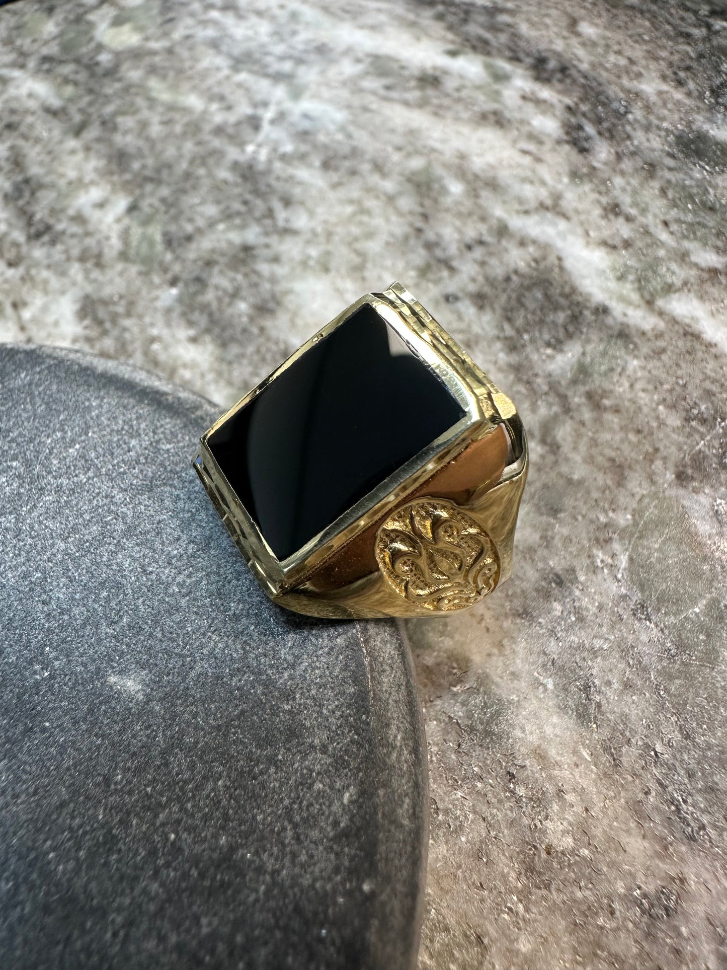 18K Gouden XL Zegelring met Gelaagde Onyx Steen – Maat 20