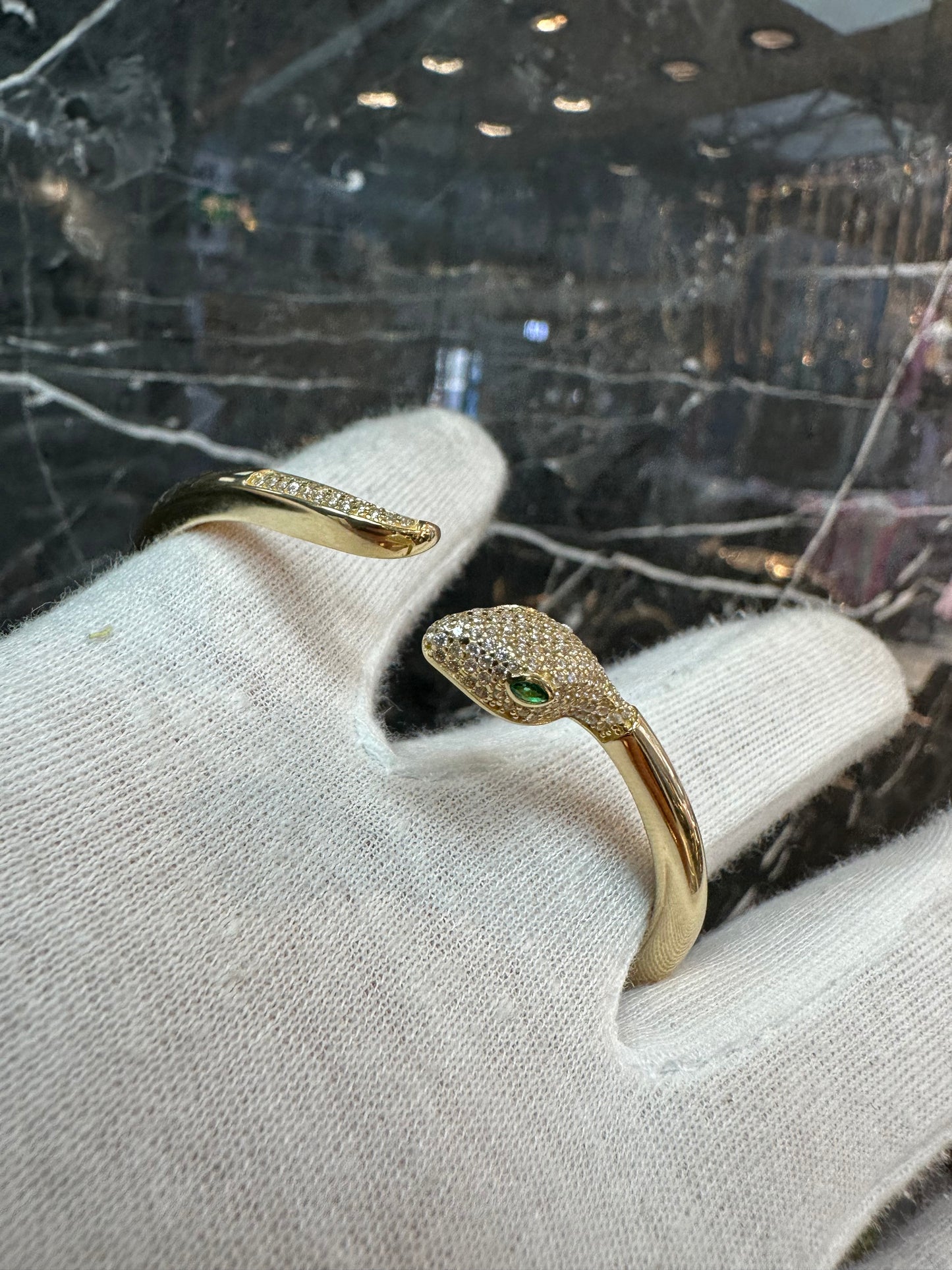 Prachtige 14K Gouden Slang Armband – Smaragd Oogjes & Zirkonia | Draaislot | Luxe & Uniek