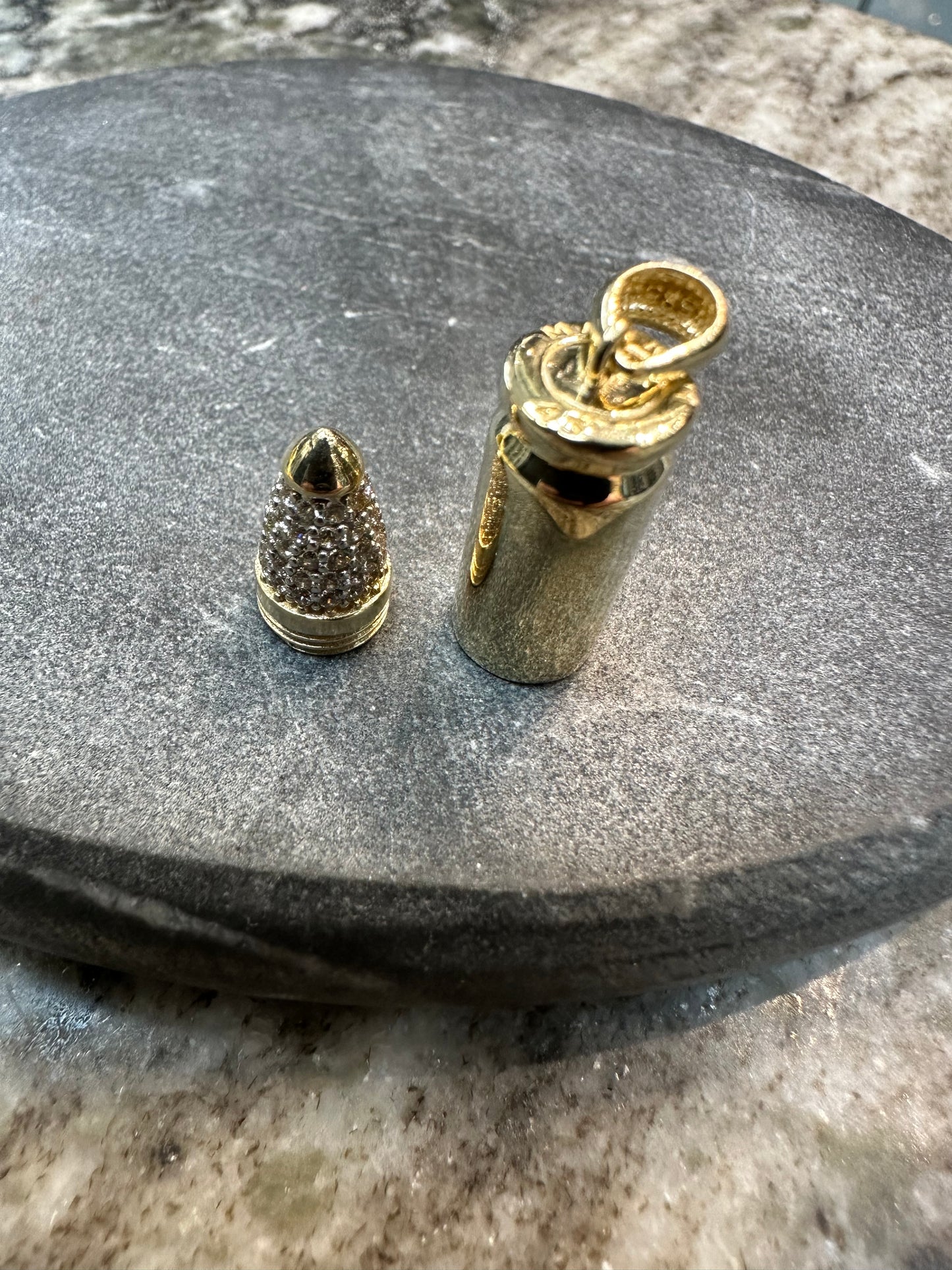 14K Gouden Magnum .45 Kogelhanger – Bezet met Zirkonia | Geheime Compartiment | 33 mm