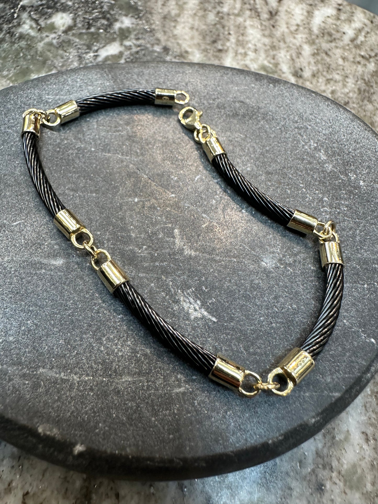 14K Gouden Armband met Zwarte Gevlochten Band