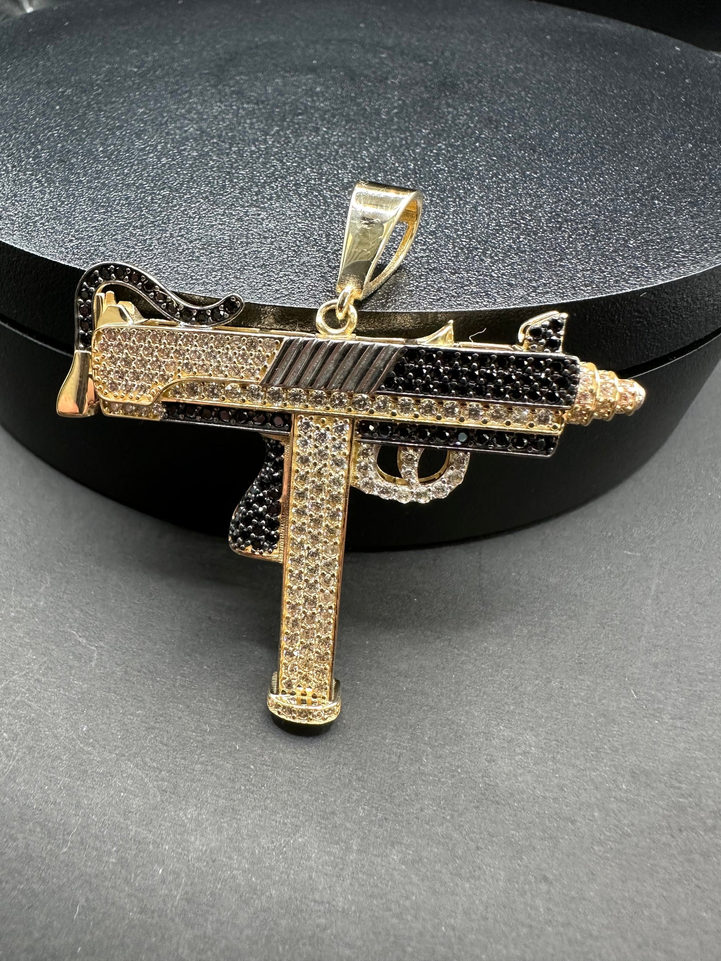 14K Gouden Uzi Hanger met Onyx Stenen – 53 mm