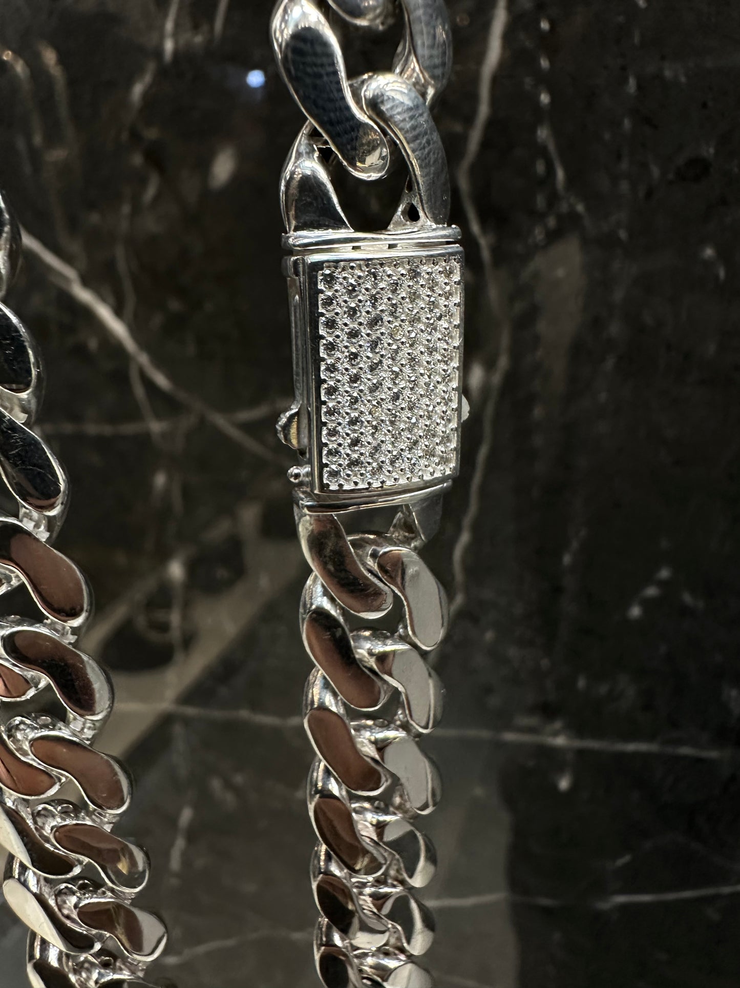 Prachtige 925 Zilveren Cuban Link Ketting – 61 cm | 12 mm | Iced Blokslot