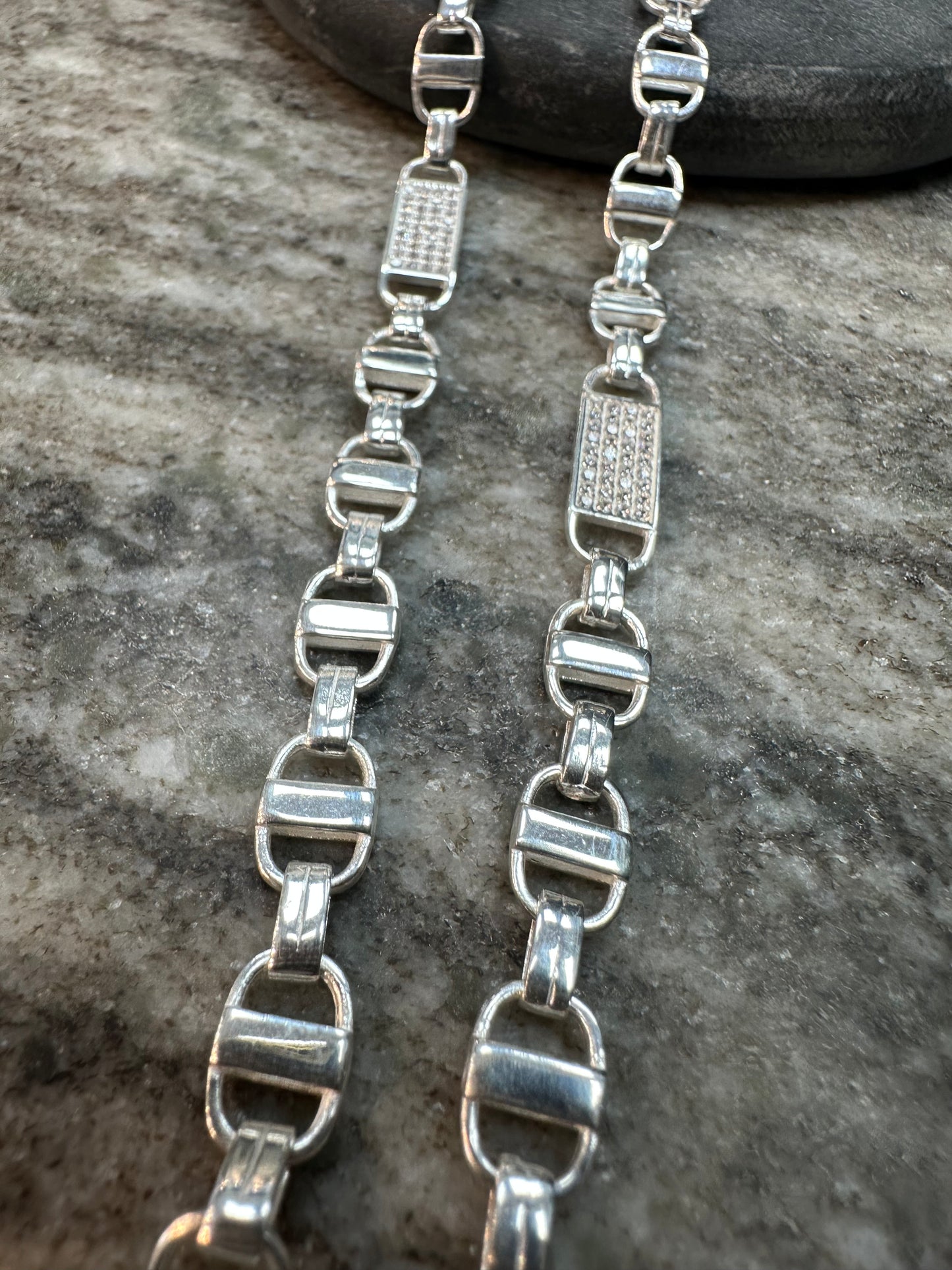 Prachtige 925 Zilveren Platte Magnum Ketting – 70 cm | 8 mm | Iced met Zirkonia