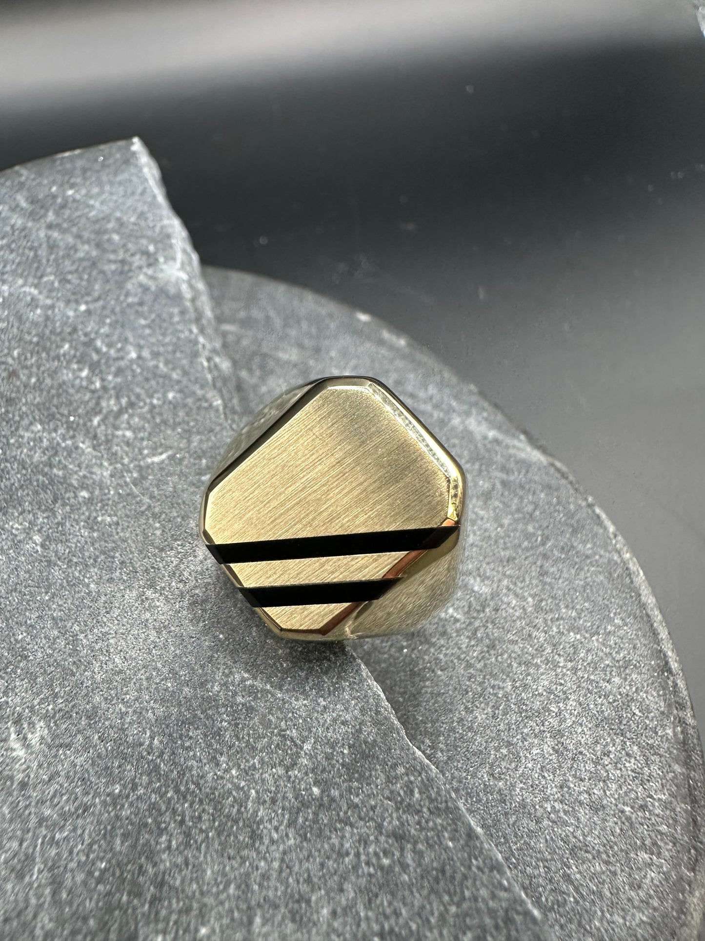14K Gouden Klassieke Zegelring met Onyx Lagensteen – Tijdloos & Stijlvol
