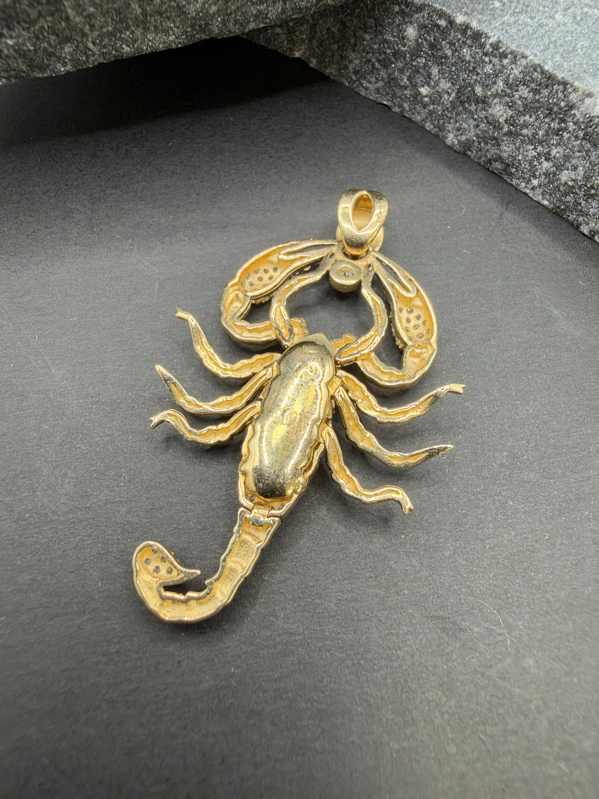 14K Gouden Schorpioen Hanger met Zirkonia – 45 × 28 mm