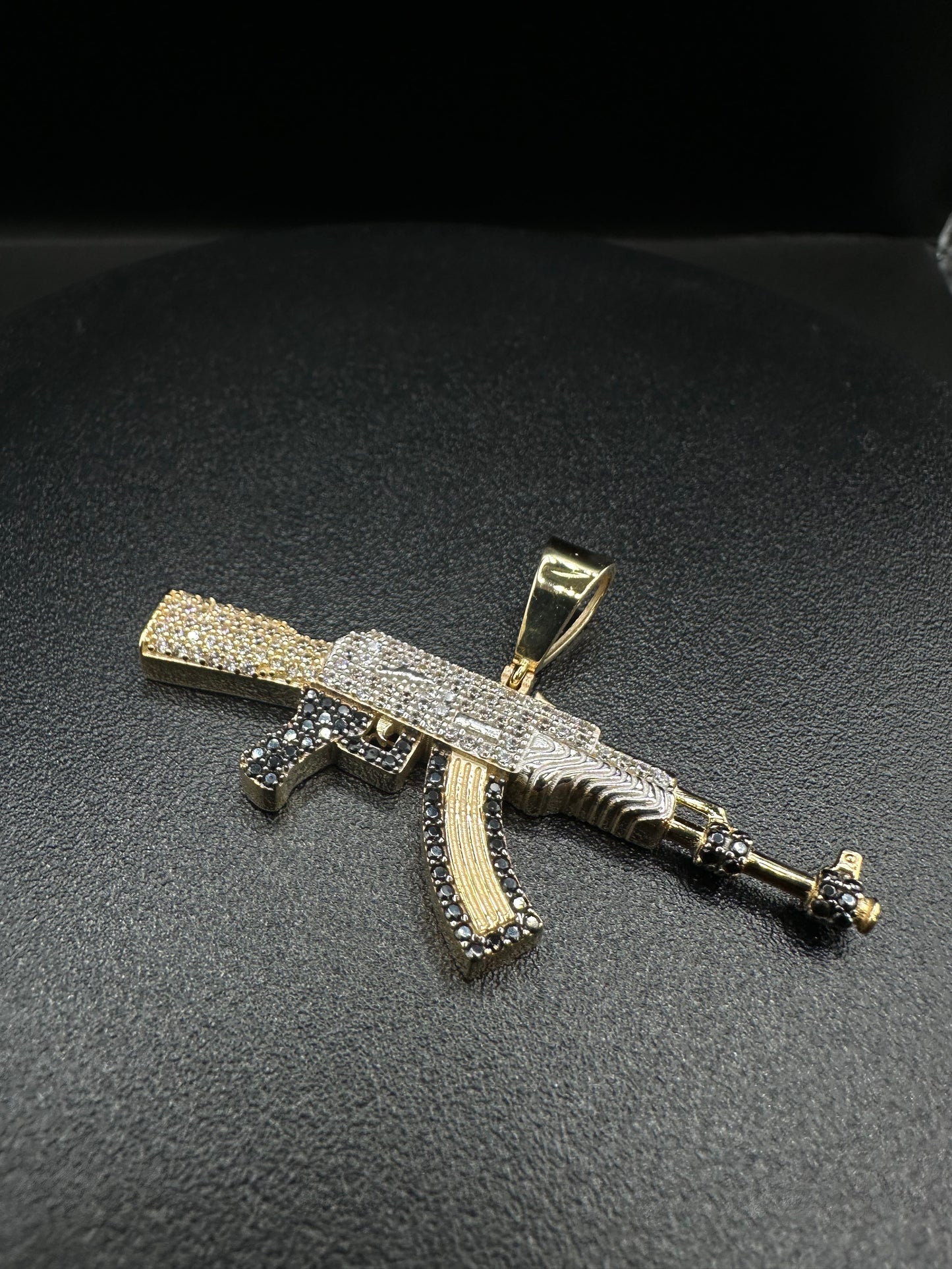 14K Gouden AK-47 Hanger met Zirkonia en Onyx – 60 mm