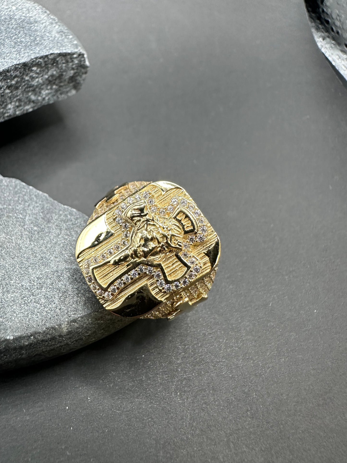 14K Gouden Ring met Jezus en Kruizen – Maat 20,5