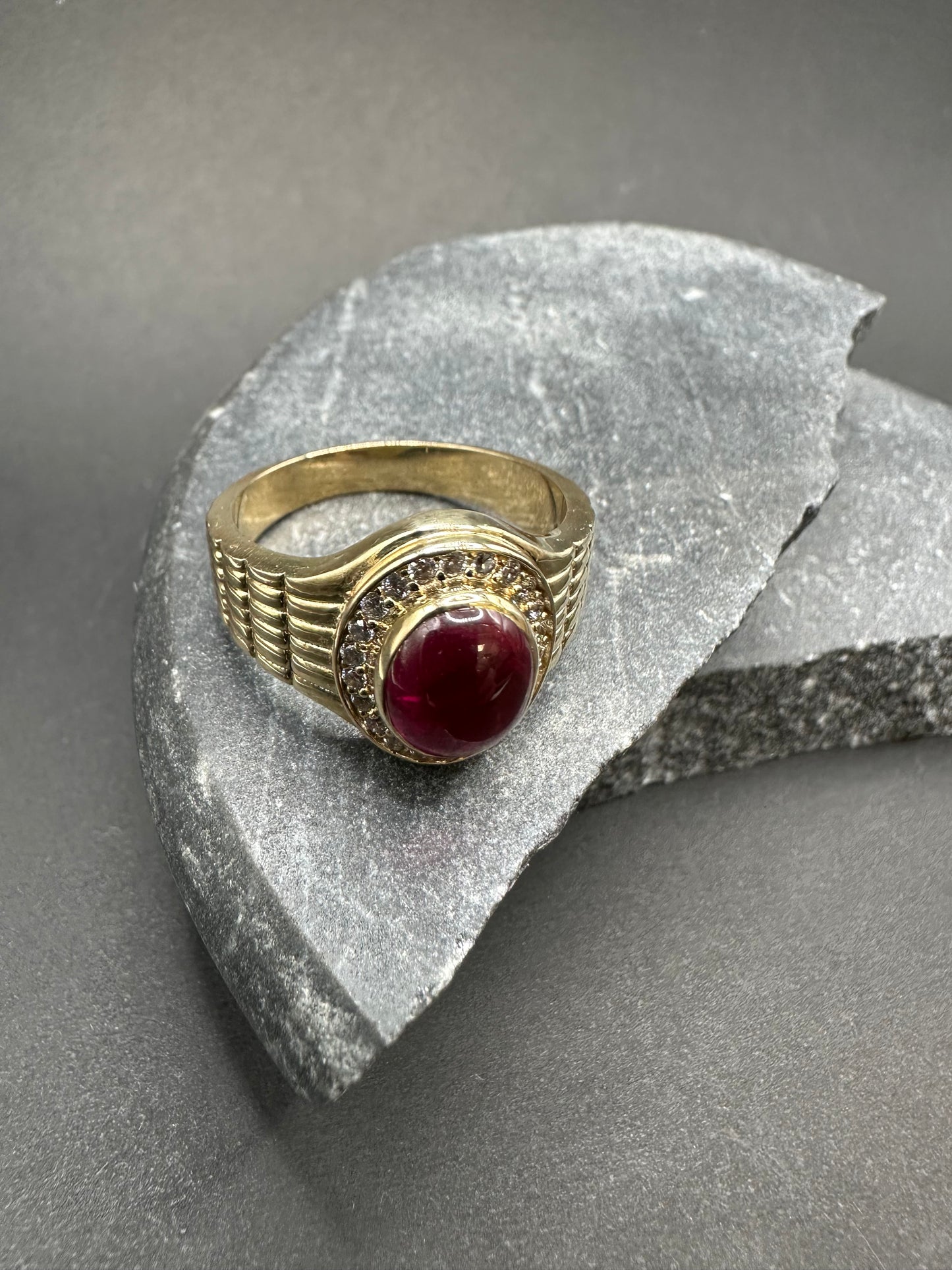 14K Gouden Massieve Ring met Rode Edelsteen en Zirkonia – Maat 21,5