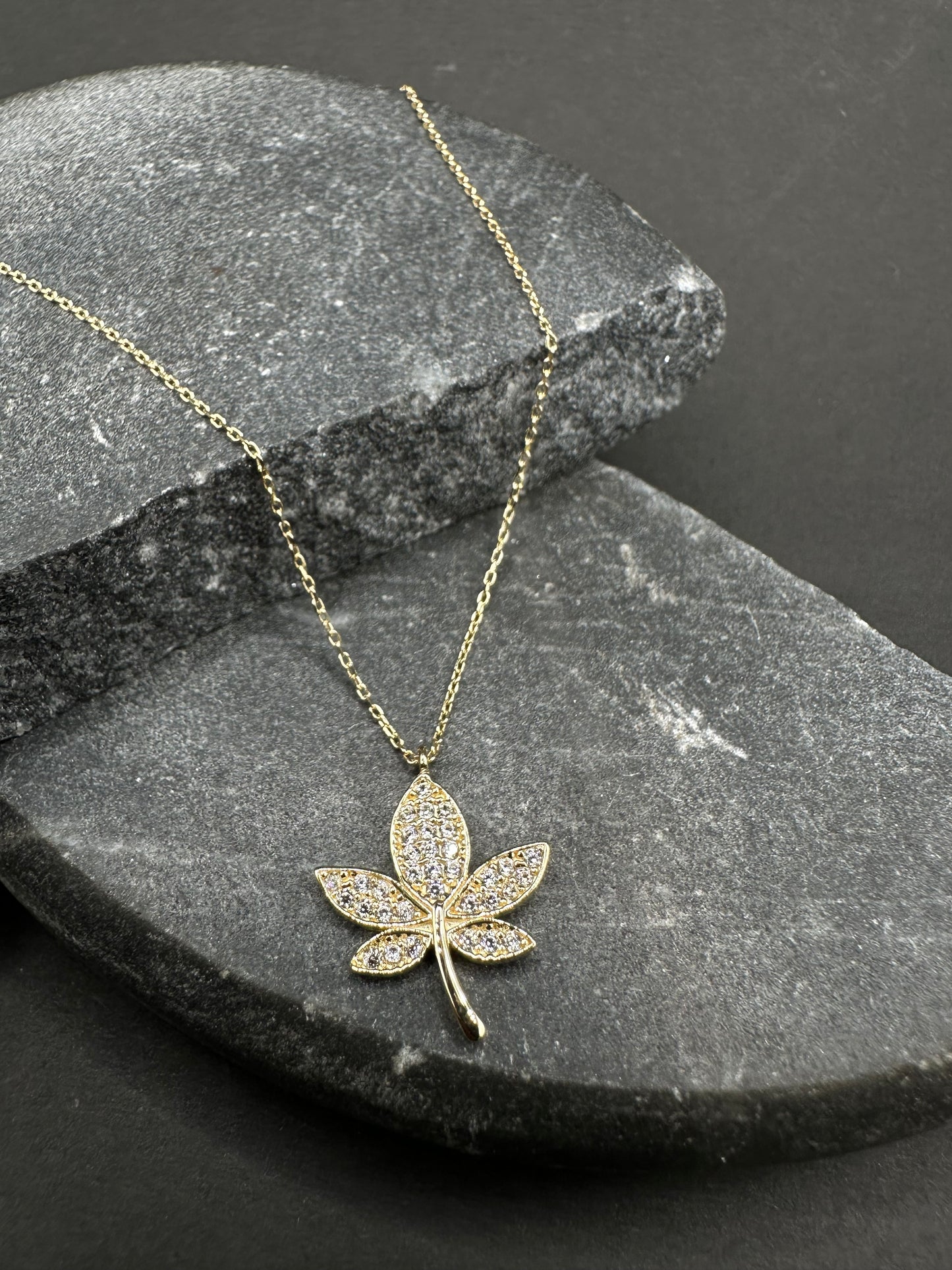 14K Gouden Elegante Ketting met Blad Hanger – 42 cm