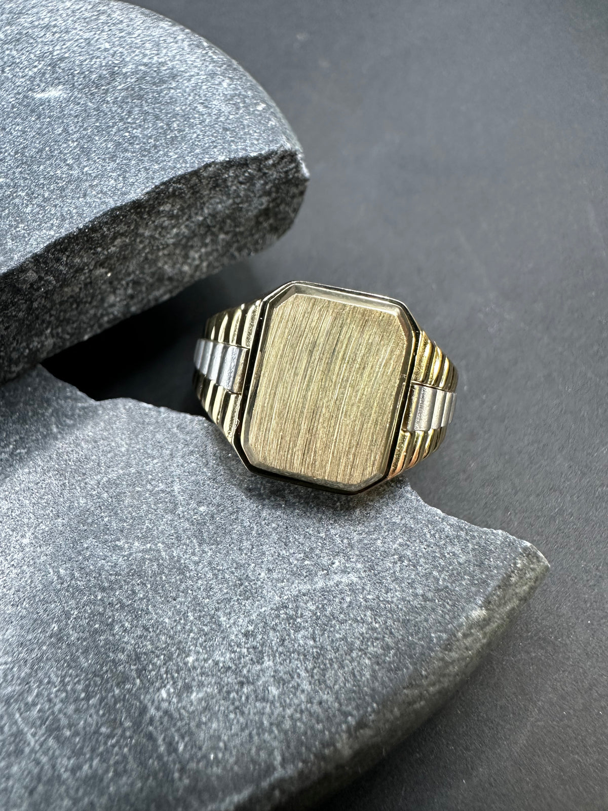 14K Gouden Stevige Bicolor Zegelring met Matte Bewerking