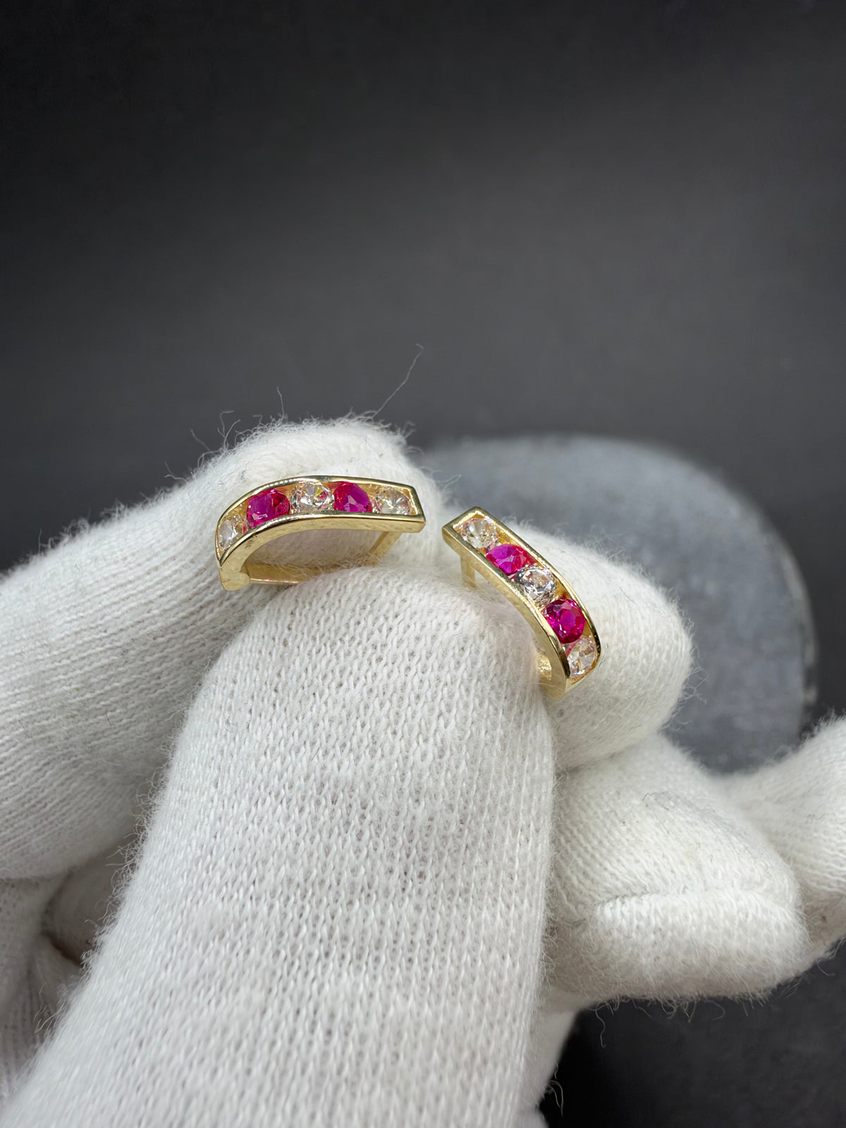 14K Gouden Ovale Oorbellen met Robijn en Zirkonia – 9 × 6 mm