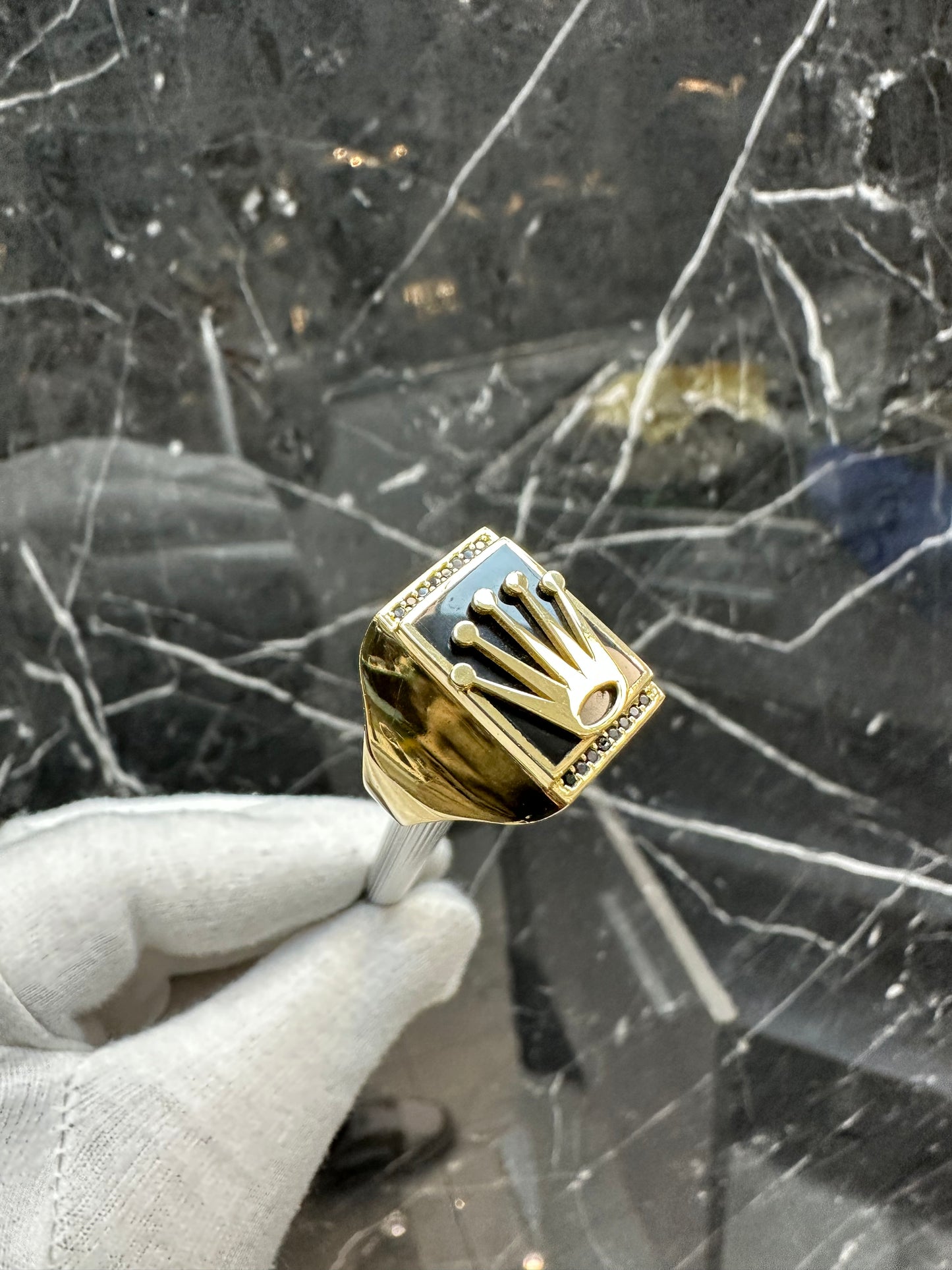 18K Gouden Kroon Ring met Gelaagde Onyx Steen