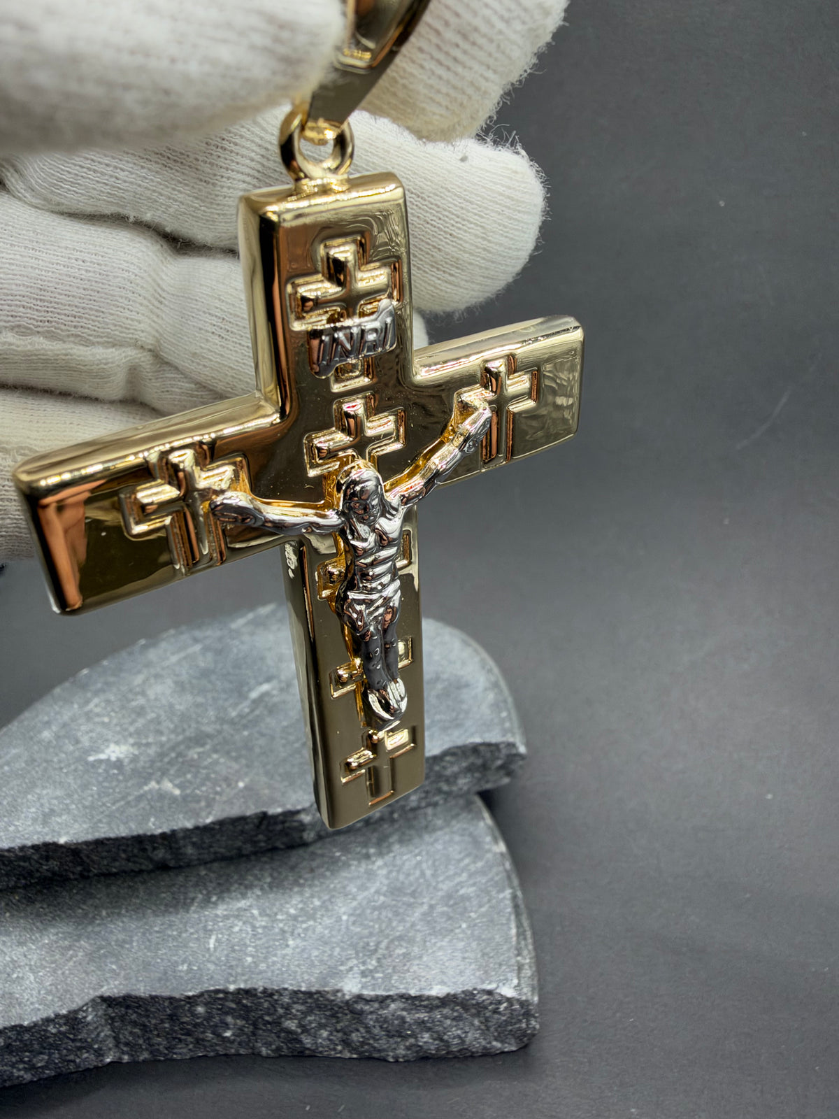 14K Gouden Kruishanger met Jezus in Witgoud – 48 mm x 83 mm